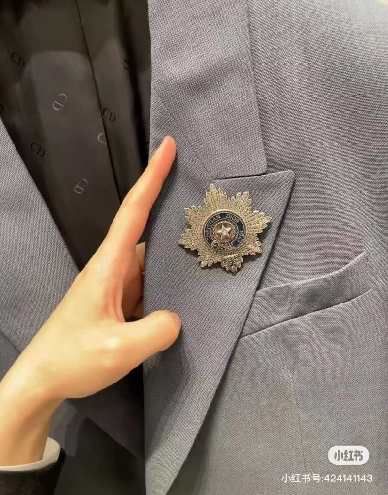 chr1st1an D10r brooches